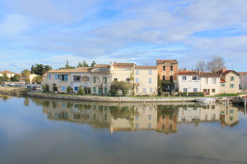 Fototapeta na wymiar Maisons à Aigues mortes, Camargue, France