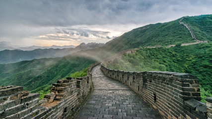 China, Peking, Wanderung auf der Chinesischen Mauer, Langer Weg der Chineischen Mauer unter grauer Wolkendecke