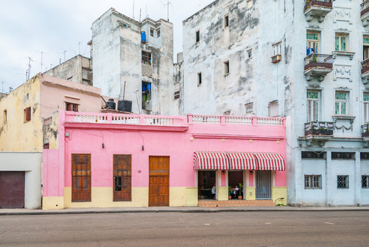 Kuba, Havanna, Rosa Fassade eines Hauses, Cafe