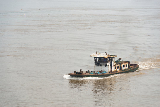 China, Chongqing, Flusskreuzfahrt auf dem Yangtze Fluss, Uralter Schleppkahn auf dem Yangtze Fluss