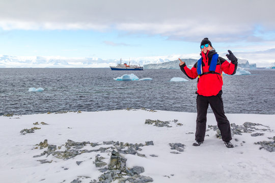 Antarktis, Landausflug auf dem Kontient Antarktis - Vor dem Expeditionsschiff posiert ein Mann