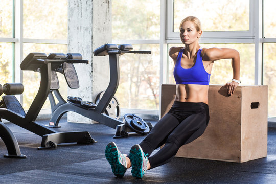 Woman doing push up on cross fit coub
