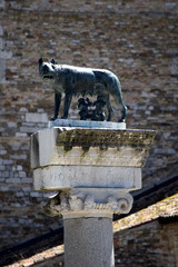 Aquileia Friuli Venezia Giulia Italia Lupa capitolina Luperca הזאבה הקפיטולינית Capitoline Wolf Loba Kapitolinische Wölfin Wilczyca Capitoliumi kapitolińska لوبا كابيتولينا Капитолийская волчица 