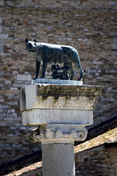 Aquileia Friuli Venezia Giulia Italia Lupa capitolina Luperca הזאבה הקפיטולינית Capitoline Wolf Loba Kapitolinische W&ouml;lfin Wilczyca Capitoliumi kapitolińska لوبا كابيتولينا Капитолийская волчица 