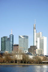 Skyline Bankenviertel Frankfurt  / Die Skyline des Bankenviertels in Frankfurt hinter dem Fluss Main.