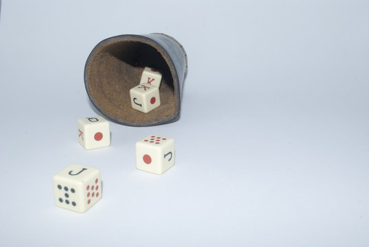 cubilete y dados