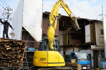 解体費用助成金制度を使っての老朽家屋解体工事の様子