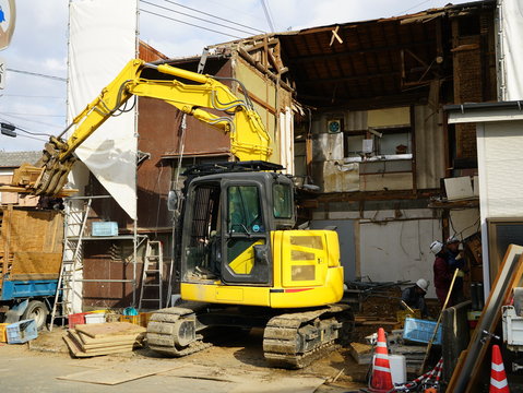 
解体費用助成金制度を使っての老朽家屋解体工事の様子