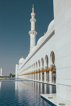 Grand mosque side view abu dhabi