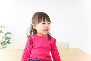 泣く子ども