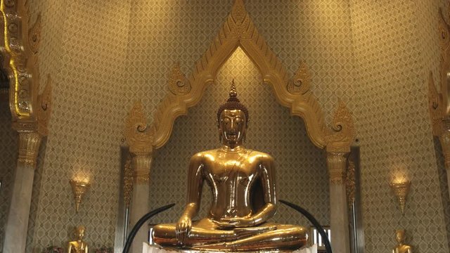 zoom in on the amazing solid gold buddha at wat traimit temple in bangkok, thailand