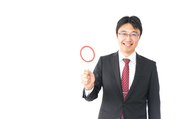 丸印を示すビジネスマン