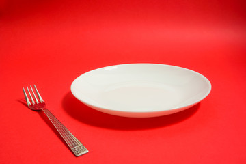 dish and fork, お皿とフォーク　赤色背景