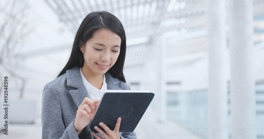 Poster Businesswoman using tablet computer