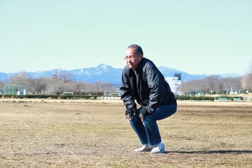 グランドで体操するシニア