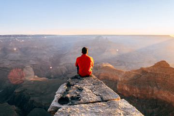 jonge jongen aan de rand van de klif in Colorado Grand Canyon, Usa