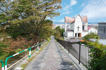 函館の大三坂を上ると道が急に狭くなり、チャチャ登りと呼ばれます。
