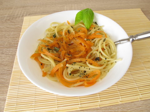 Low Carb Gemüsespaghetti und Spaghetti in Brühe