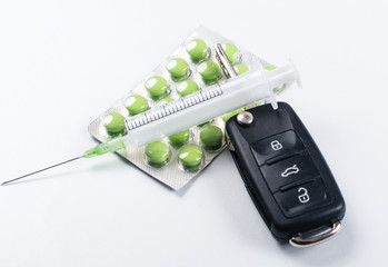 Tabletten und Autoschlüssel auf weißen Hintergrund - obrazy, fototapety, plakaty