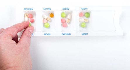 Medikamente einnehmen auf weißen Hintergrund