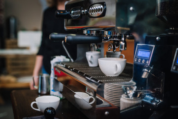 Obraz premium Ekspres dwukolbowy podczas parzenia espresso