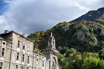 paysage avec église et montagne