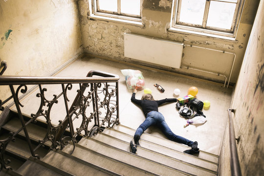 Frau hat Unfall auf Treppe