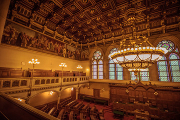 Fototapeta premium Gemeinderatssitzungssaal im Wiener Rathaus in Wien, Österreich