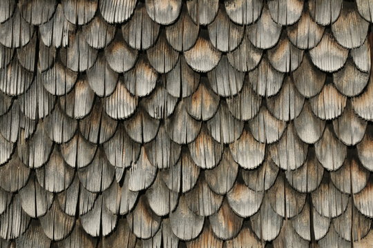 Traditionelle Holzschindelfassade an einem uralten Bauernhaus im Bregenzer Wald,
Traditional wooden shingle facade at an ancient farmhouse in the Bregenzer Wald