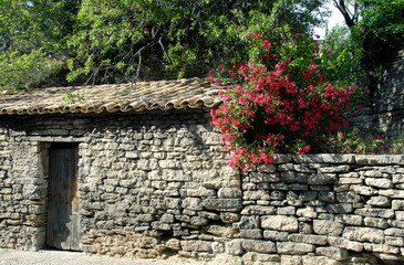 Fototapeta na wymiar Gordes (Vaucluse) Mur de pierres sèches à l'entrée du village, Luberon, ProvenceFrance
