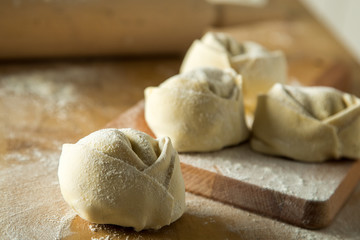 Fototapeta na wymiar Rohe, italienische Pasta gefüllt mit Ricottafüllung auf Küchen Arbeitsplatz