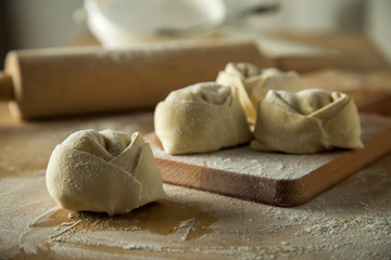 Fototapeta na wymiar Frische Tortelloni Pasta auf Holz Brett