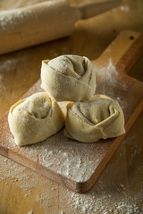 Frische Tortelloni Pasta auf Holz Brett