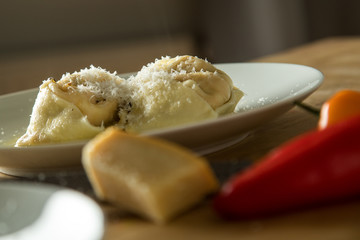Hausgemachte Tortelloni mit Paprikafüllung, Trüffel Butter und Parmesan