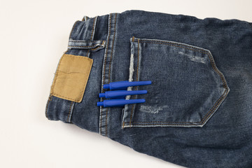 Tres bolígrafos en el bolsillo.
Bolsillo de un pantalón vaquero con bolígrafos para hacer anotaciones.
