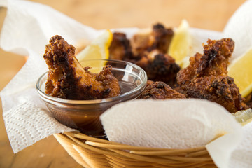 Chicken Wings mit Dips und Zitrone