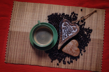 kawa i pierniczek na rustykalnym tle