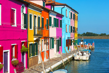 Fototapeta na wymiar Multicolored houses and boats on Burano island