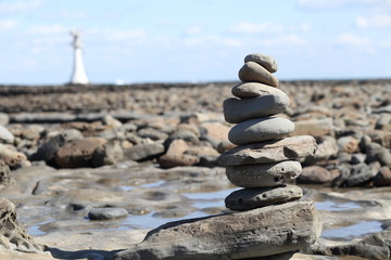 ケルンと白い灯台