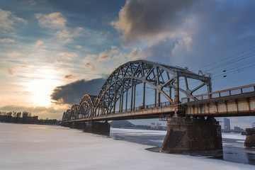 Obraz premium Winter evening on Daugava river in Riga, Latvia.
