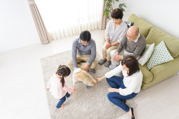 Fototapeta premium 3世代の幸せなファミリー