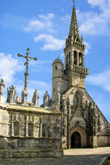 Fototapeta na wymiar Confort Meilars. Église Notre-Dame et calvaire. Finistère. Bretagne
