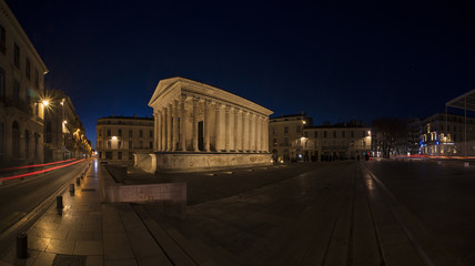 Fototapeta na wymiar Nîmes, the Maison Carrée at night