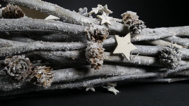 ramas de arbol con nieve y decoraci&oacute;n navide&ntilde;a
