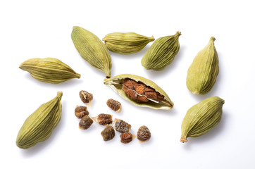 Cardamom pods and cardamom seeds isolate on white background - obrazy, fototapety, plakaty