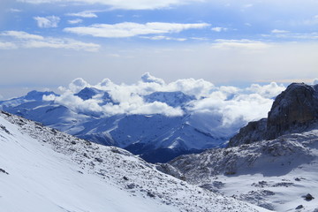 Fototapeta na wymiar Spectacular snowy and sunny high mountain landscape.