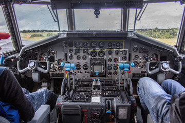 Cockpit eines Militärtransporters der Luftwaffe