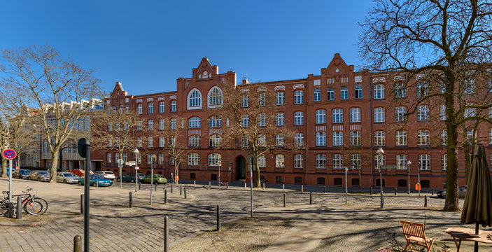 Imposante Stra&szlig;enfront der Franz-Marc-Schule und Julius-Leber-Oberschule in Berlin-Tegel - Panorama aus vier Einzelbildern
