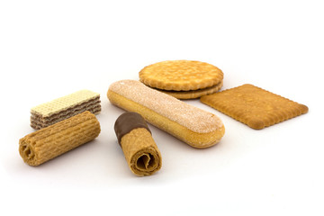 neapolitaner,doppelkeks,schokoröllchen,waffelröllchen,butterkekse und löffelbiskuit auf einem weißen hintergrund