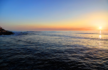 Obraz premium The sunset over the Ocean Beach Pier near San Diego, California.